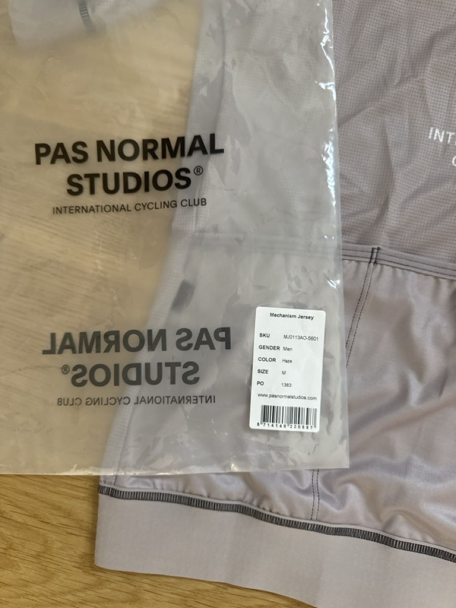 Pas Normal Studios Leibchen & Hosen: Maillot cyclisme Pas normal studio – Neu und originalverpackt aus La Neuveville von MVG7777 2
