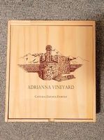 Stabile Weinkiste mit Deckel (Adrianna Vineyard)