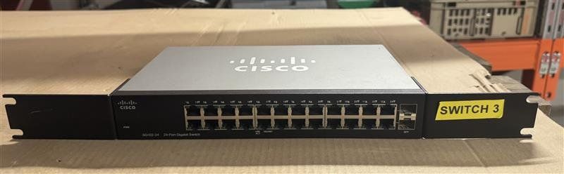 Altri accessori: Cisco SG102-24 24-Port Gigabit Switch – Usato da Wängi venduto da inf_2hrj