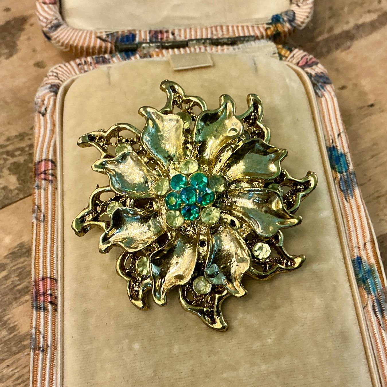 Broschen & Nadeln: GROSSE VINTAGE BROSCHE MIT STRASSSTEINE MODESCHMUCK – Gebraucht aus Biglen von Limarkt 1
