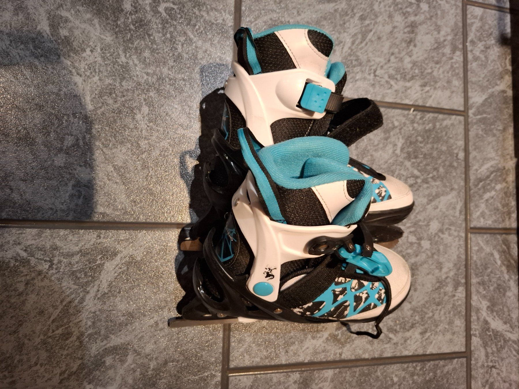 Patins à glace: KINDER SCLITTSCHUHE GRÖSSE 33 – D'occasion à Langnau i. E. par Superseven69