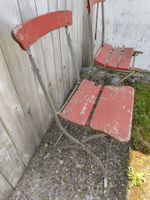 2 Klapp Gartenstühle in stark gebrauchtem Zustand Rot
