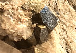 Mineral: Magnetit mit Ilmenit Mix Übergang Hämatit. Speziell