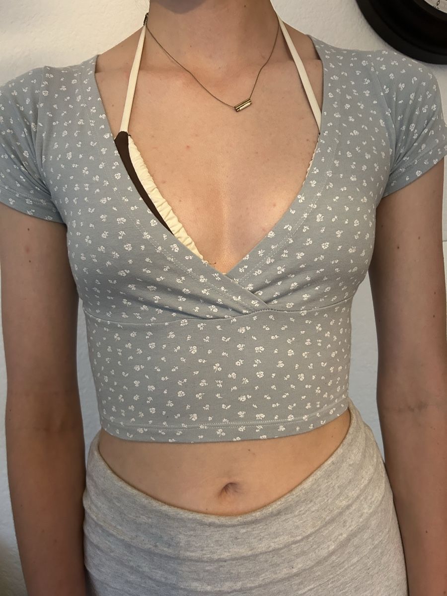 Top: Crop top fleuri bleu pâle été taille S – Usato da Muntelier venduto da cel_5syj