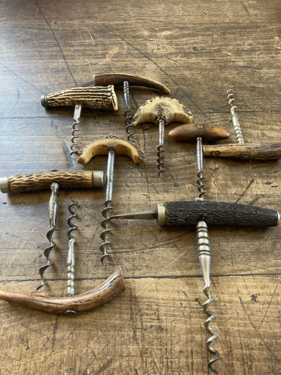 Apribottiglie & Tappi per chiusura: Zapfenzieher mit Knochen oder Horn-Griffen  9 Ex. – Usato da Zürich venduto da Mueschelmau