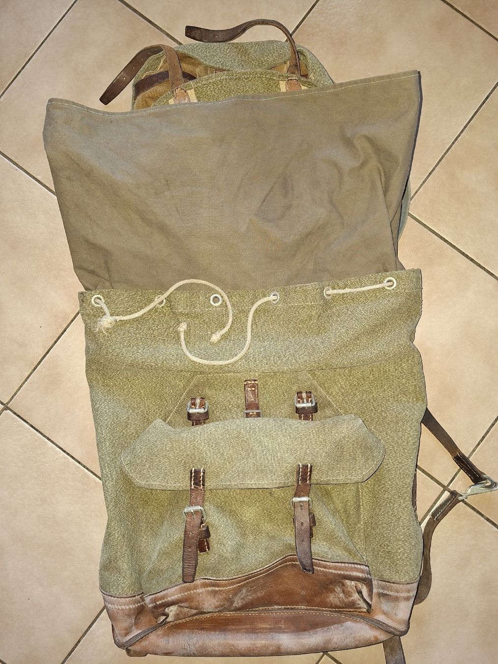 Schweizer Armee Rucksäcke: Schweizer Armee Militär Rucksack mit Brotsack  – Gebraucht aus Schwanden Sigrisw von len_9yqg 1