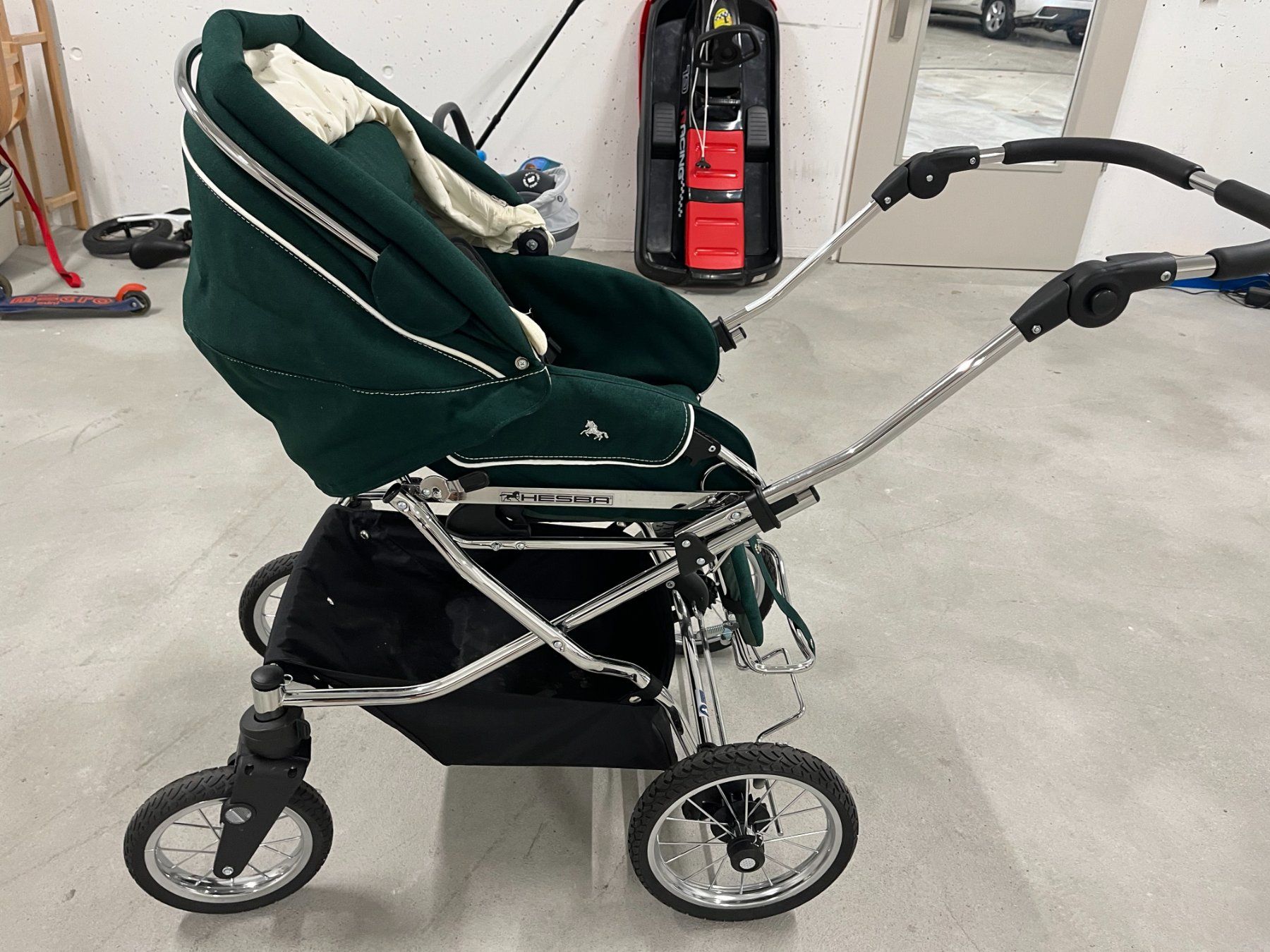 Hesba Kinderwagen mit schwenkbaren Vorderrdern  Dunkelgrn (Gebraucht) in  Meilen fr CHF 850  nur Abholung auf Ricardo kaufen