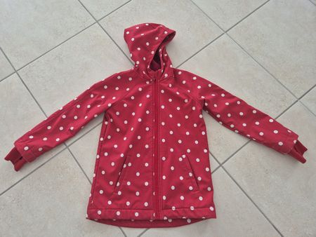 Rote Softshell Jacke mit weissen  Pünktli, Grösse 140