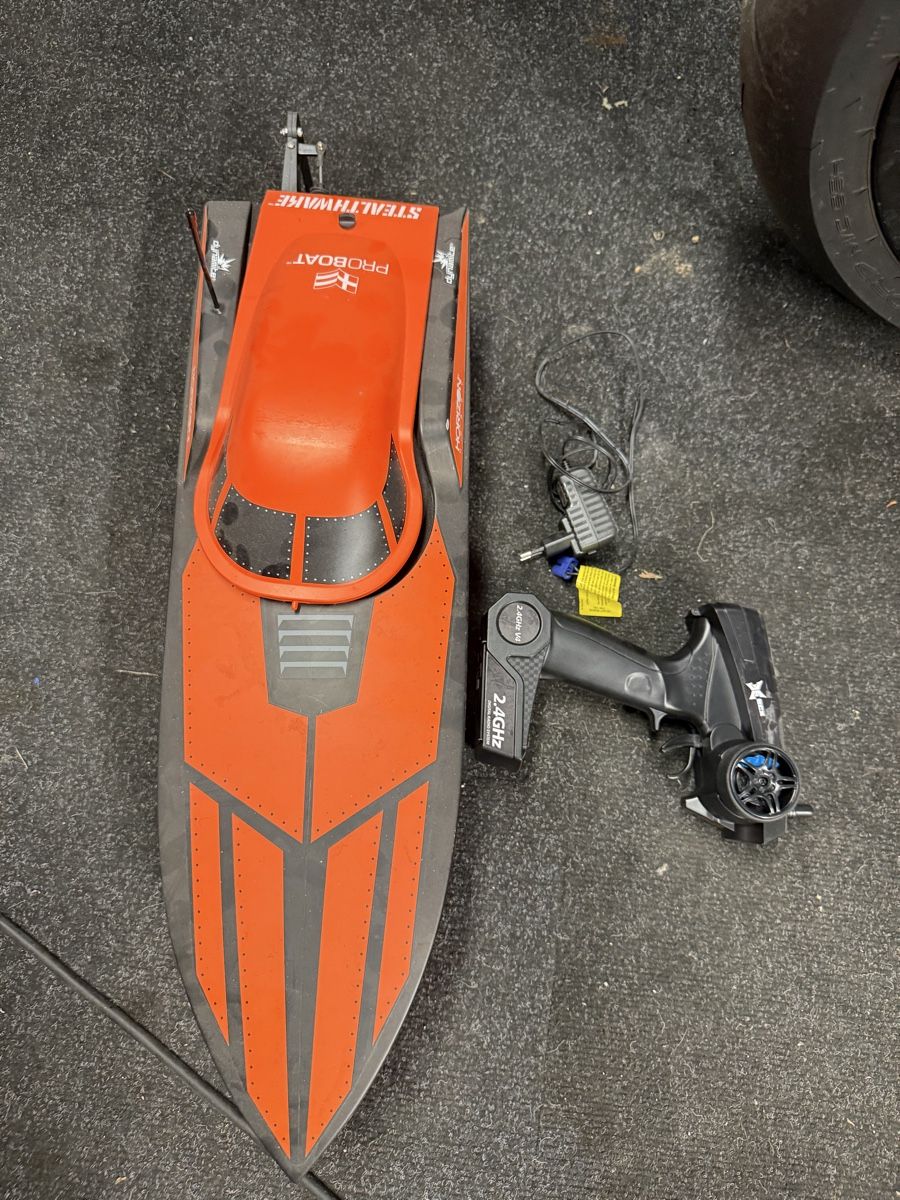 Modellismo RC: Bateau télécommandé Proboat Stealthwake 23", comme neuf! – Usato da Neuchâtel venduto da ale_2v6y