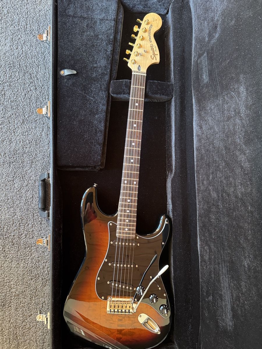 Squier Instruments de musique: Squier Standard Stratocaster inkl. Hardcase – D'occasion à Triesen par toney2000