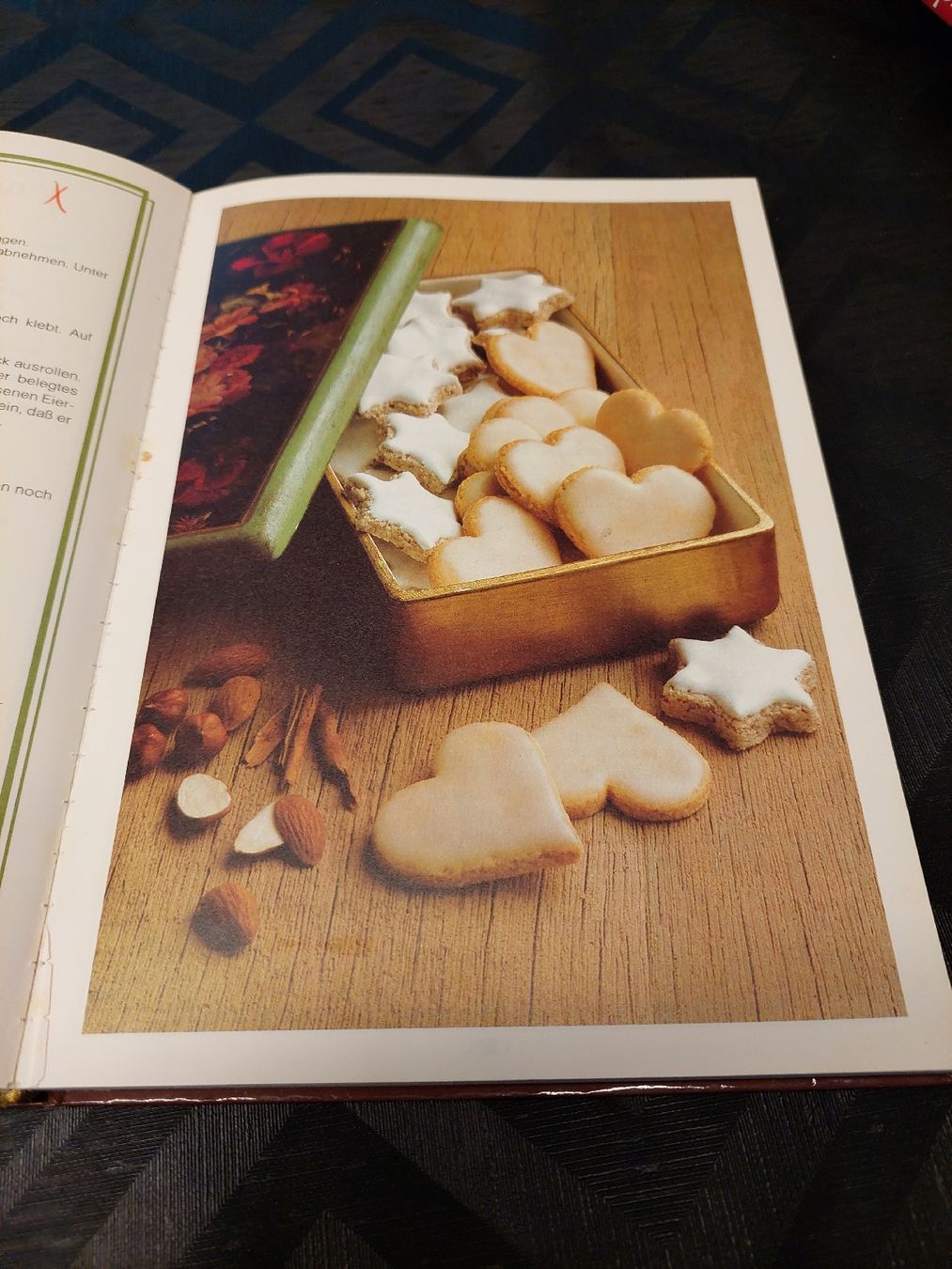 Teglie da forno: 15 Ausstechforme &1 Guetzli Buch – Usato da Zetzwil venduto da sti_x9xf 1