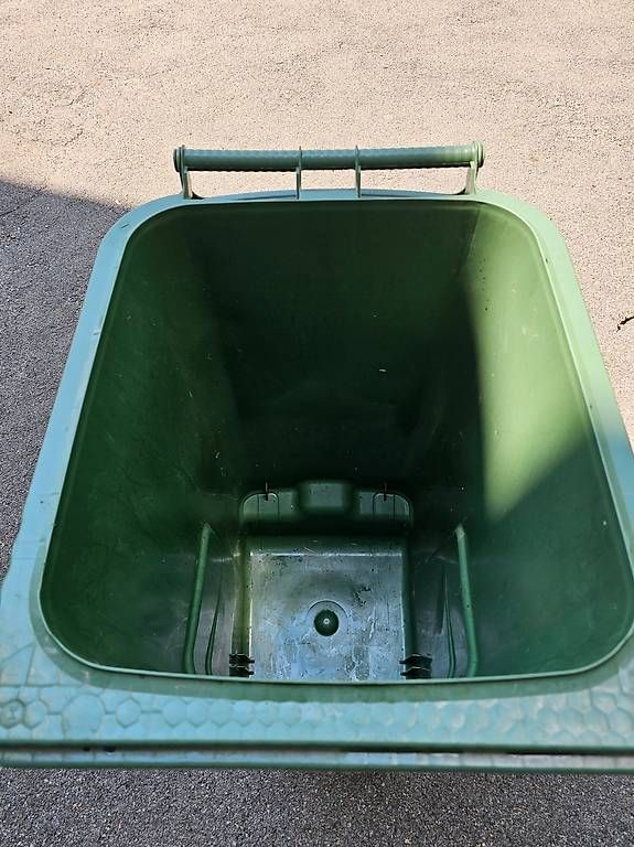 Altro per Ufficio & Commercio: Sulo Grüncontainer 240L mit Öse – Usato da Frauenfeld venduto da Neoncube 3