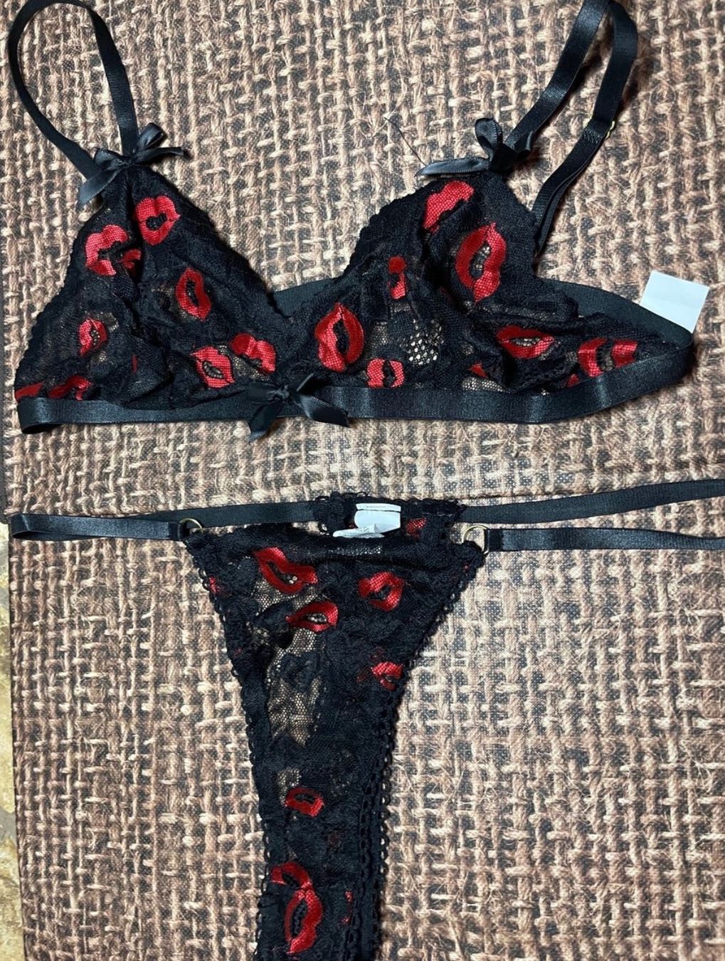 Altra biancheria intima: Completo intimo nuovo con pizzo nero e decoro baci rossi – Nuovo e nell'imballaggio originale da Locarno venduto da Fixed8