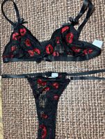 Completo intimo nuovo con pizzo nero e decoro baci rossi