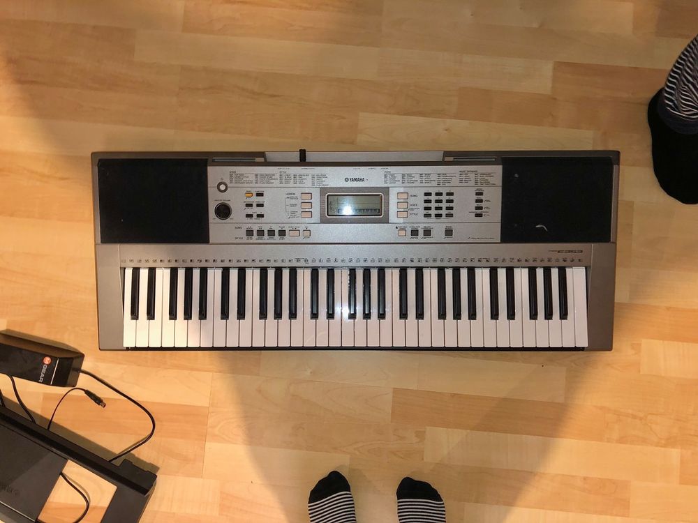YAMAHA PSRE353 Keyboard inkl. Ständer und Pedal Kaufen auf Ricardo