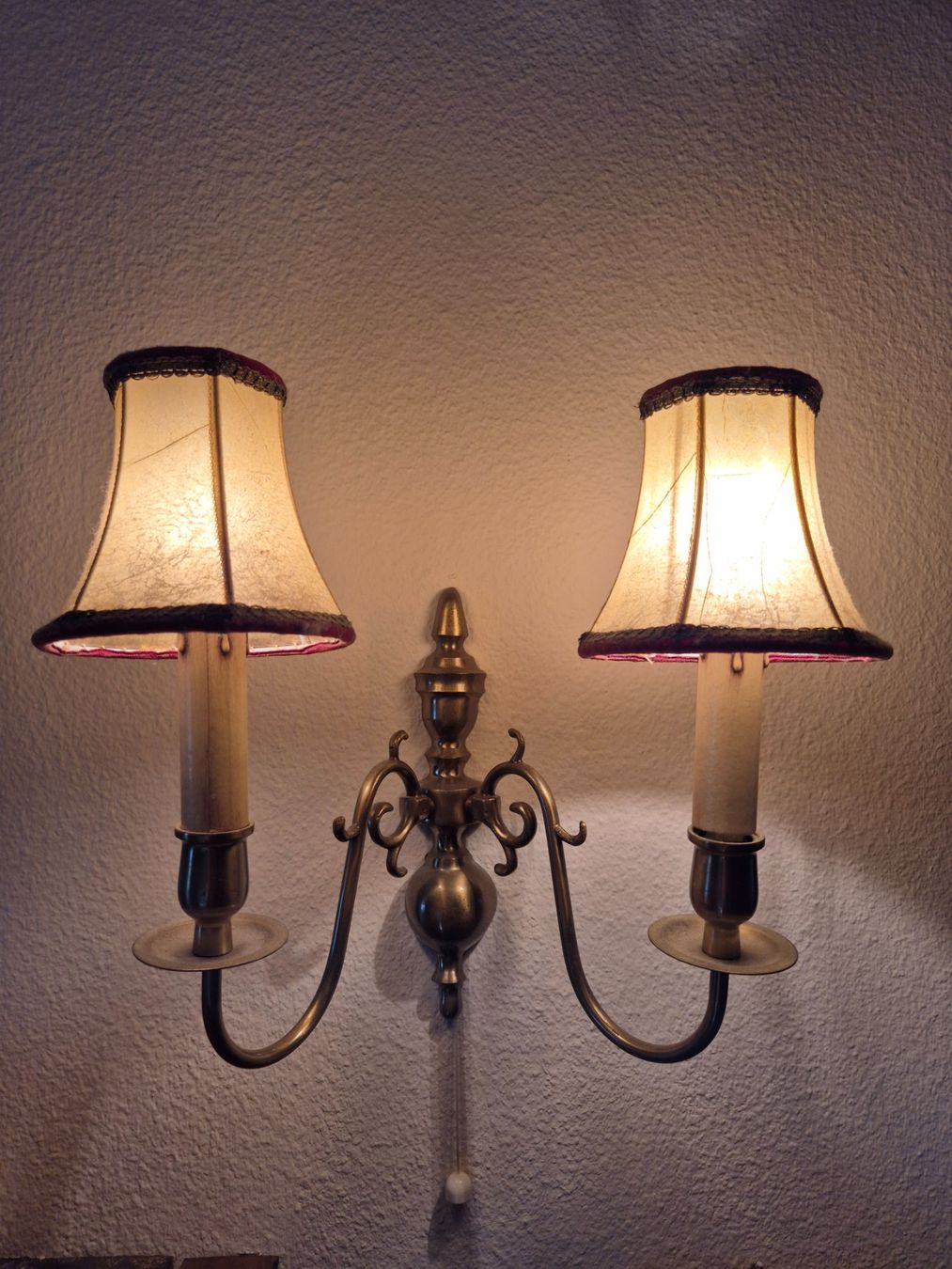 Lampade: Messing Wandlampe zweiflammig mit Schirmen – Usato da Steinach venduto da ACMO32O 1