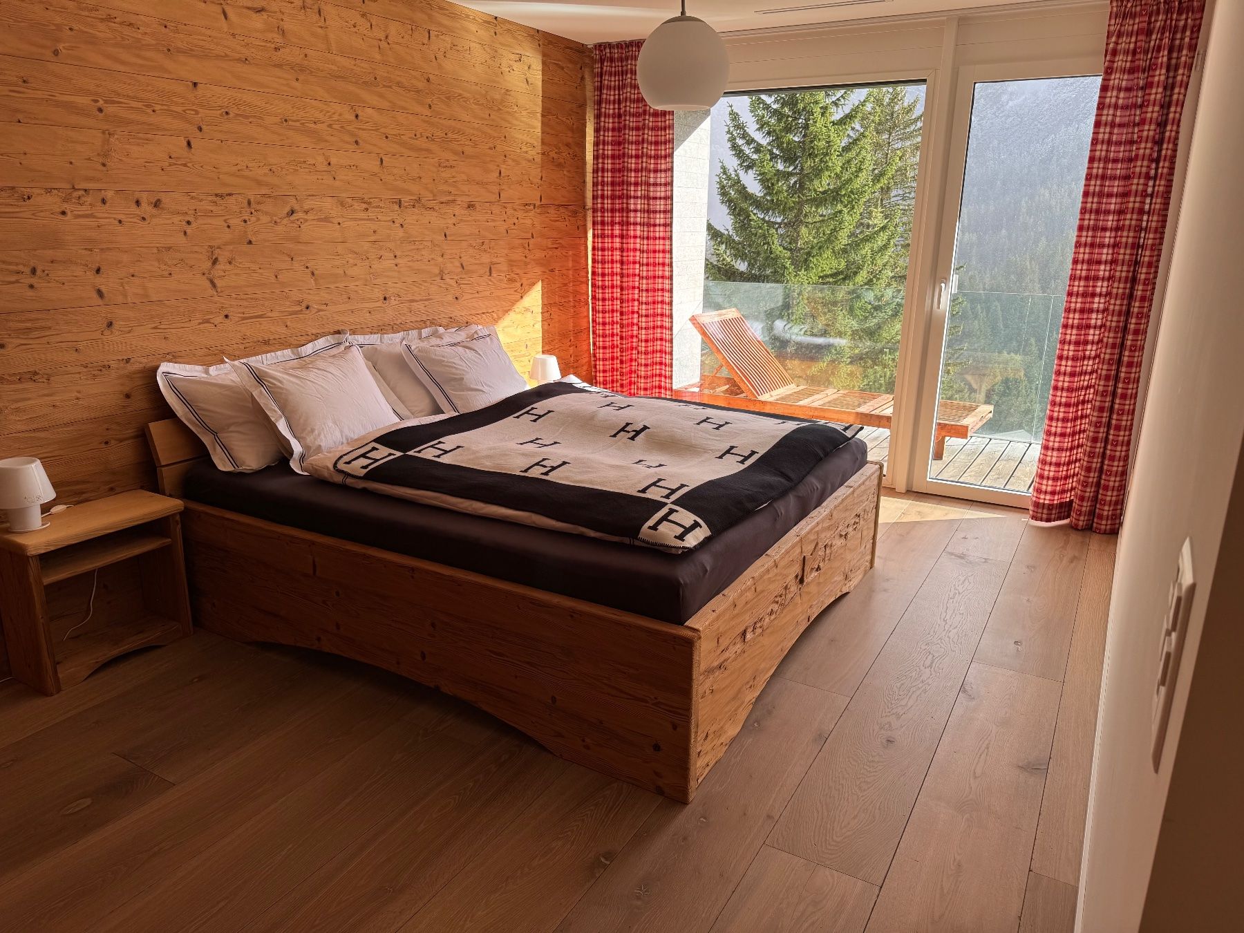 Betten: Bett Altholz 200 x 200 – Gebraucht aus Arosa von Marvis25