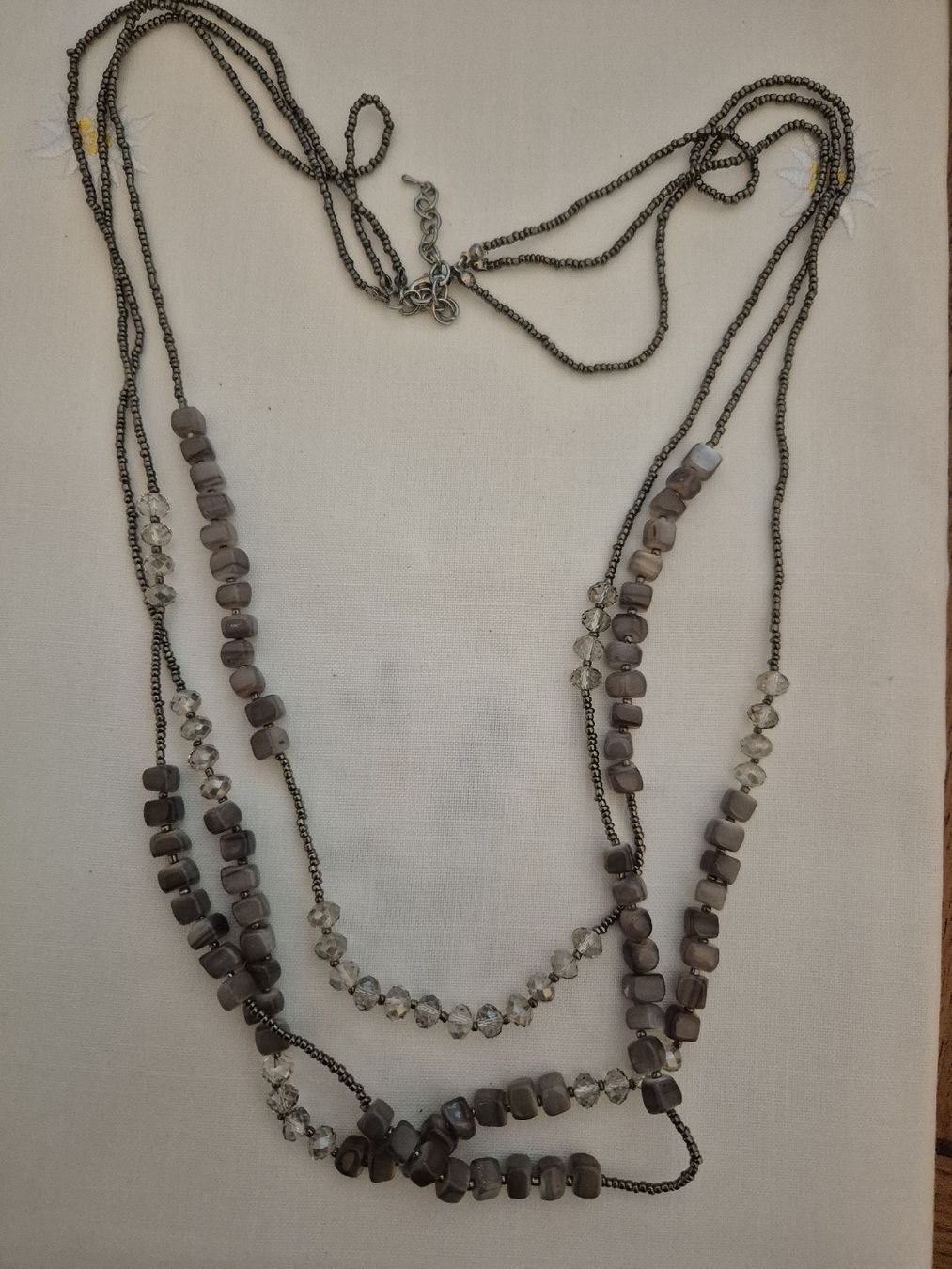 Colliers: Grey beaded layered necklace – D'occasion à Zürich par mrs_kz6n