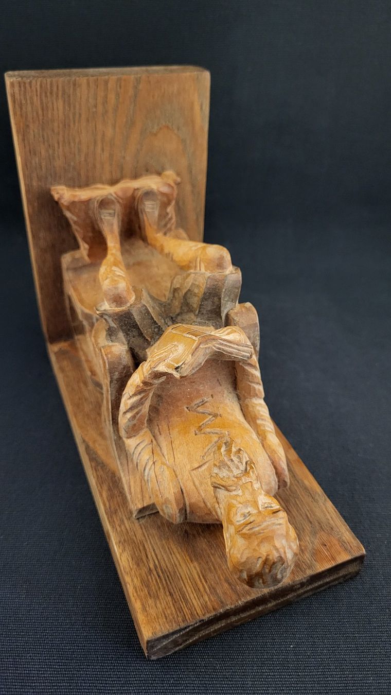 Statuette: Bücher-Stütze LESENDER MANN aus Holz – Usato da Basel venduto da spinne02 6