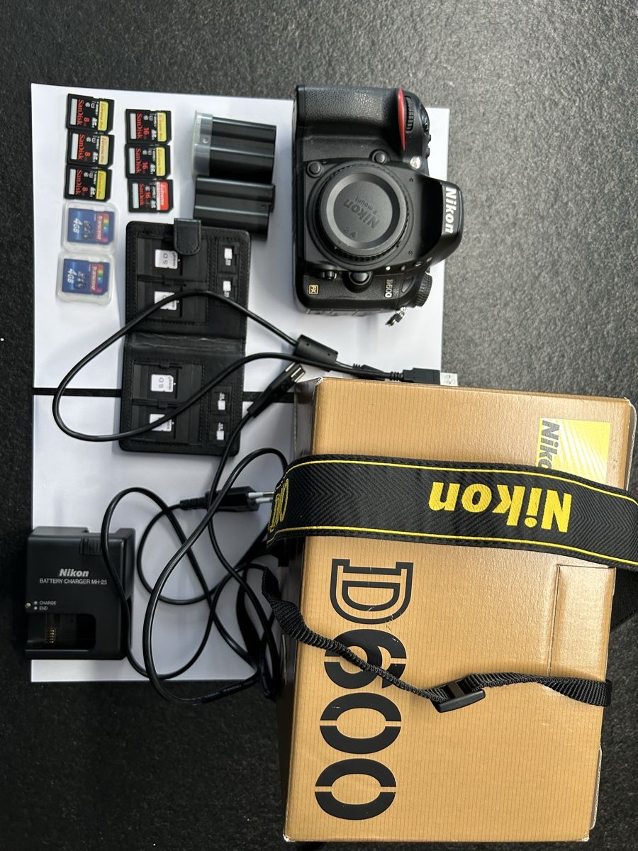Nikon Kamera: Nikon D600 Spiegelreflexkamera - mit Zubehör – Gebraucht aus Leuzigen von nora999