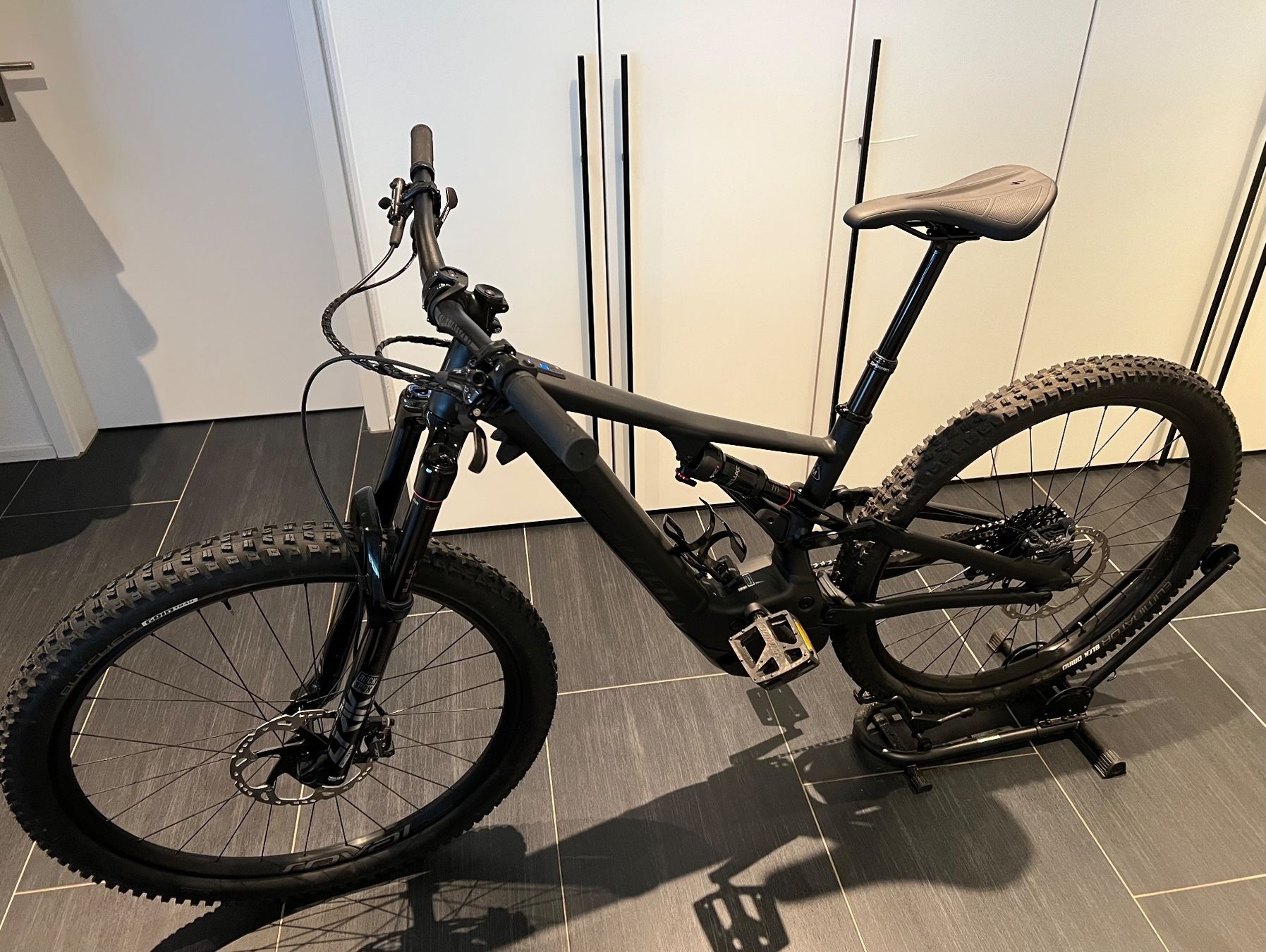 Specialized Velos: SPECIALIZED TURBO LEVO COMP GR. M 700WH – Gebraucht aus Bützberg von