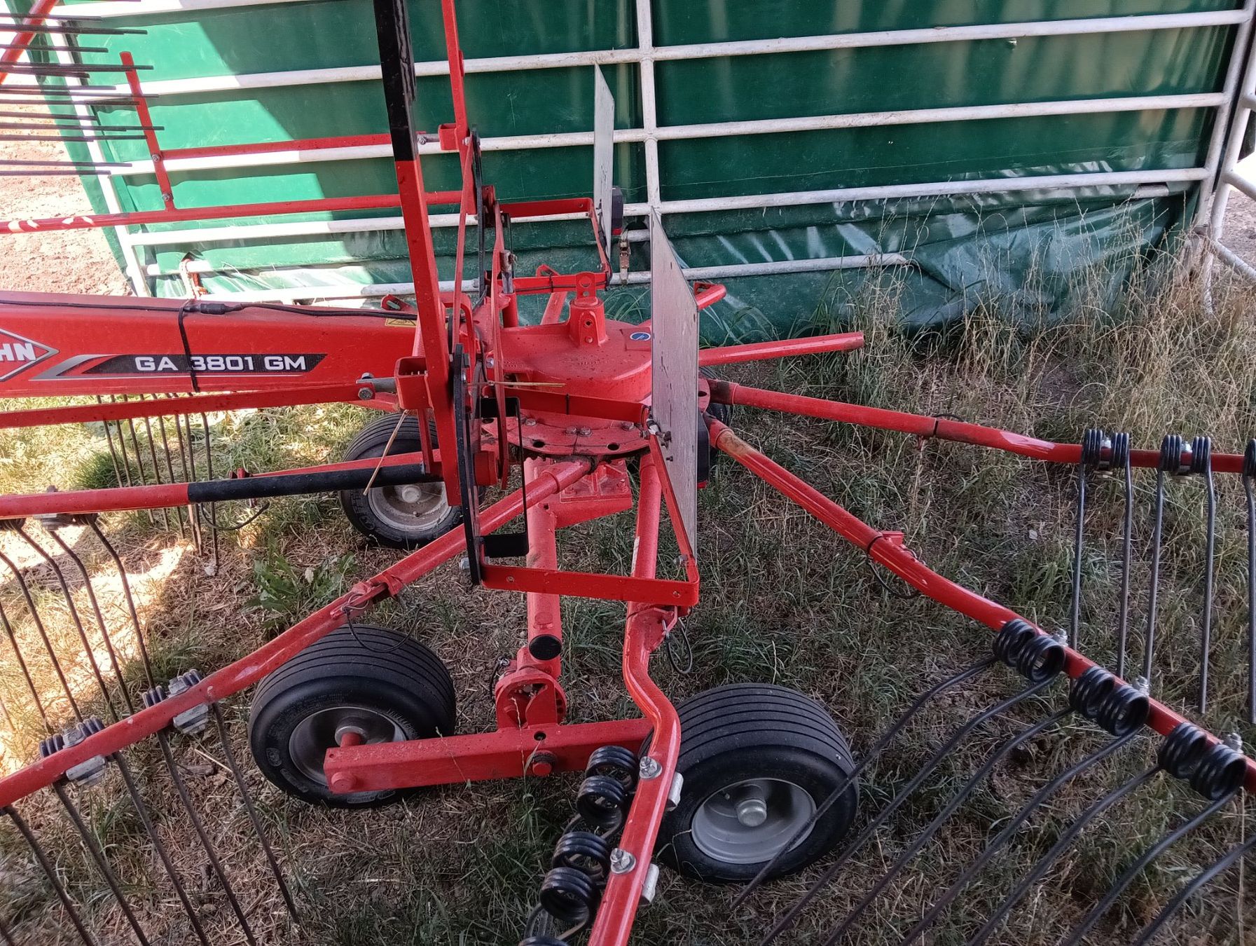 Kuhn Raccolta foraggio grezzo: Kuhn Kreiselschwader – Difettoso da Kloten venduto da Befe12 4