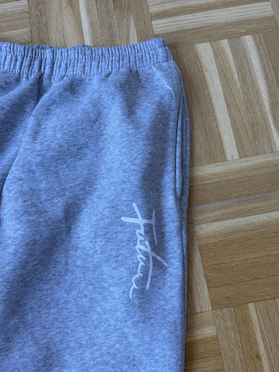 Lotti di vestiti: Pantalon de jogging Future lot neuf  – Nuovo (secondo la descrizione) da La Chaux-de-Fonds venduto da Sabinchenn 2