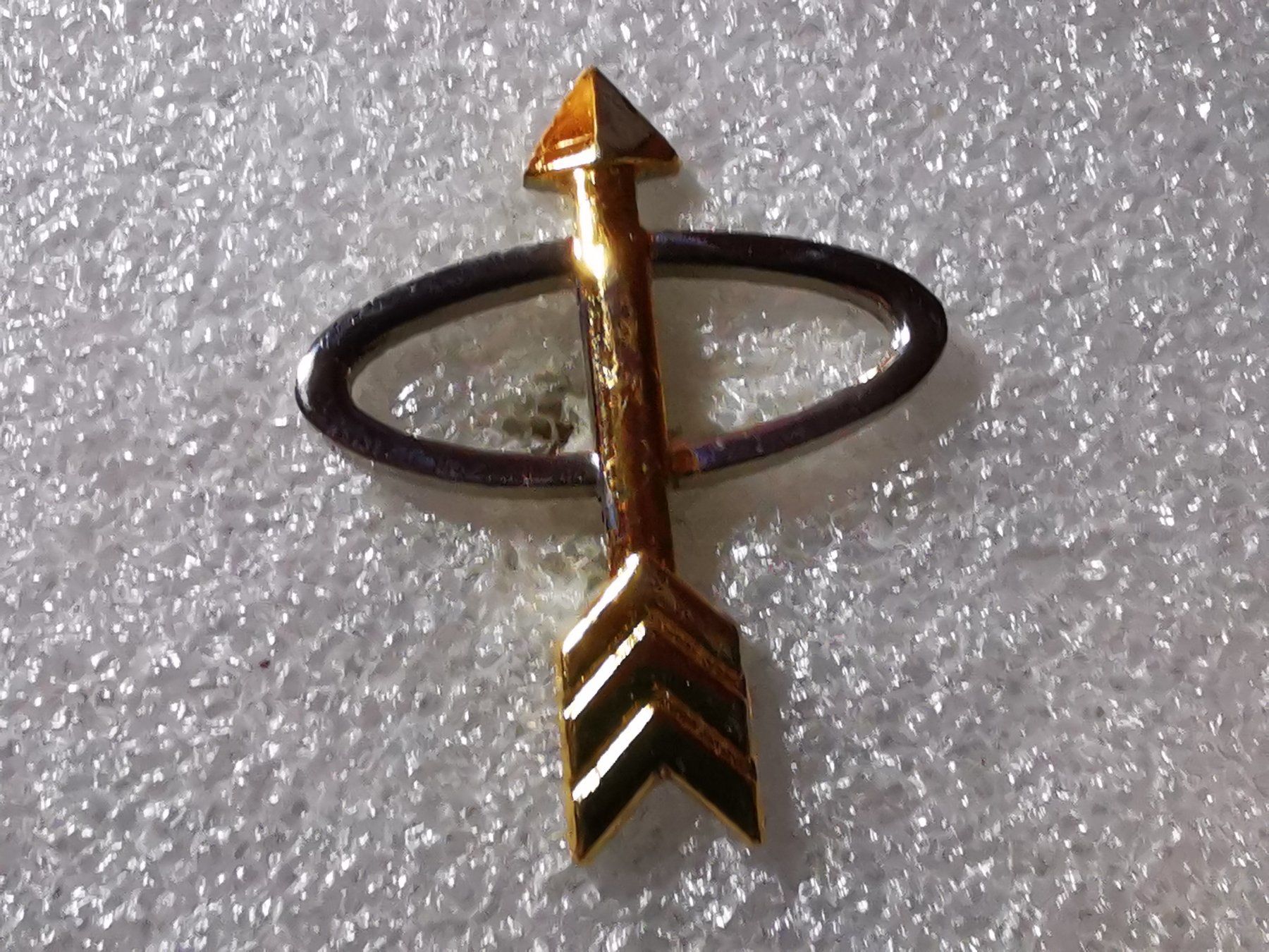 Placchette & Badge: Ansteckpin 136: Pfeil und Bogen – Usato da Oppligen venduto da Pin-Fall-Shop