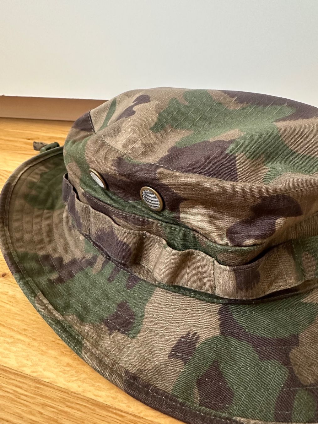 Schweizer Armee Copricapi, berretti & cappellini: Chapeau Bob camouflage armée Suisse – Nuovo (secondo la descrizione) da Clarens venduto da Riviera_Friperie 1
