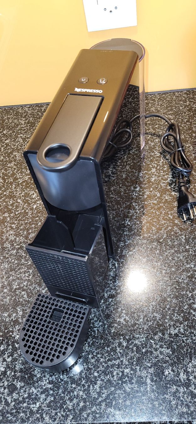Krups Macchine per caffè & Macchine per espresso: Nespresso Essenza Mini (schwarz) – Usato da Hergiswil NW venduto da FuellCell 3