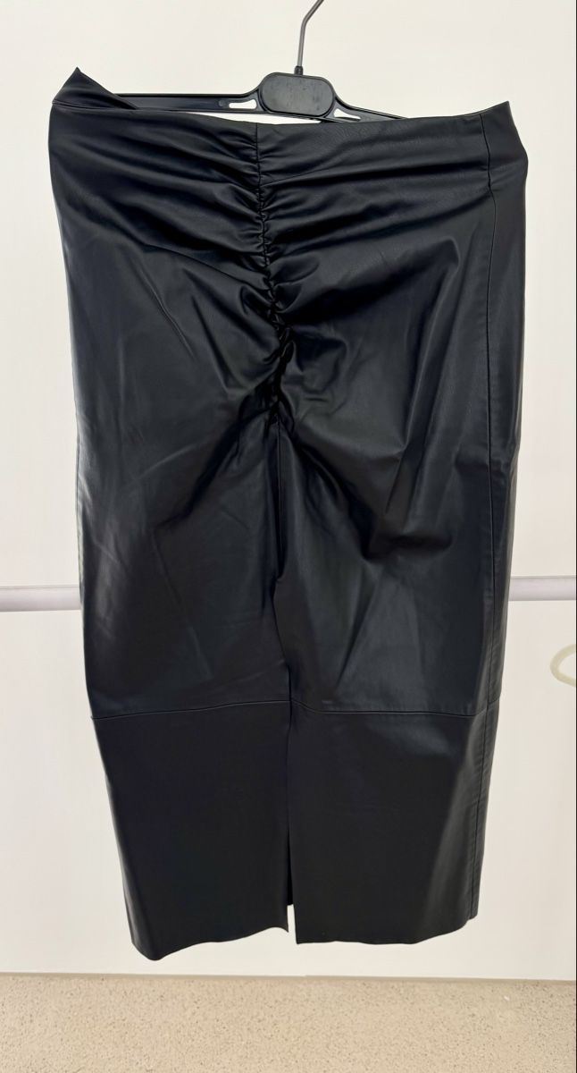 Zara Gonne: Zara Kunstleder-Midirock mit Raffdetail S – Usato da Zürich venduto da di_archive