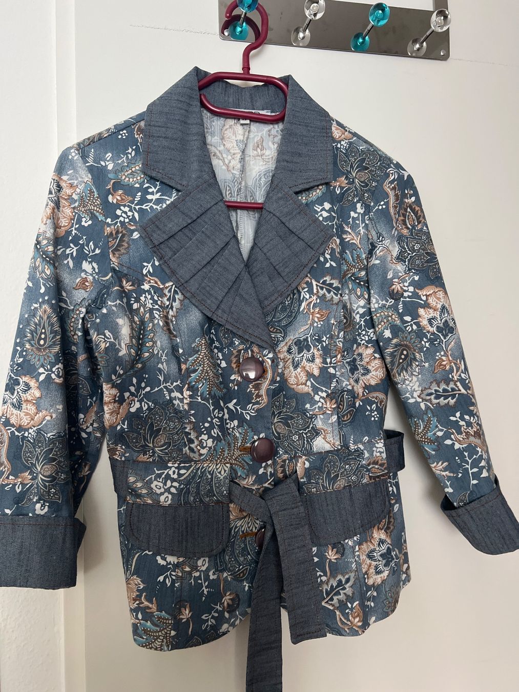 Jacken: Blaue Damen Jacke mit Blumenmuster, Grösse 38, – Gebraucht aus Nürensdorf von and_5tlm