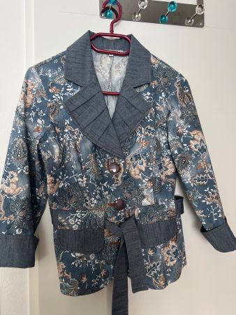 Blaue Damen Jacke mit Blumenmuster, Grösse 38,