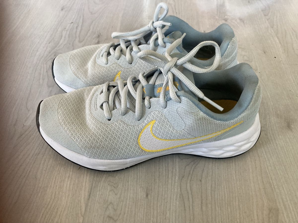 Nike Schuhe für Mädchen: Turnschuh Nike 36 – Gebraucht aus Amden von Karplusan