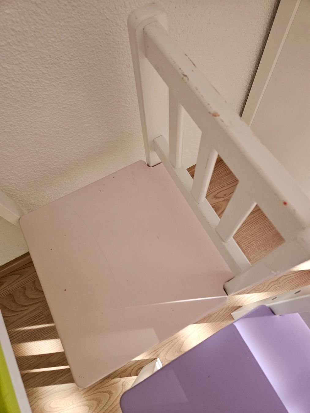 Set di tavolo e panche: Kindertisch mit 2 Stühlen und einer Bank – Usato da Unterägeri venduto da Sleepbear 3