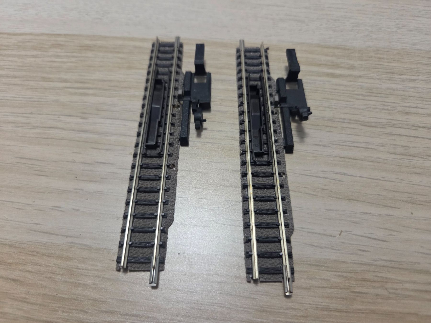 Fleischmann Modellini di ferrovie: Fleischmann 2 x 9114 Entkupplungsgleis N – Usato da St-Aubin-Sauges venduto da Lo_Go