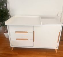 Wickelkommode weiss mit Schubladen und Türe guter Zustand