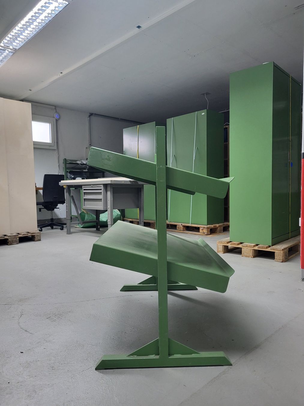 Scaffali: Industrieregal mit Schrägtablaren – Usato da Kriessern venduto da cebi_24 1