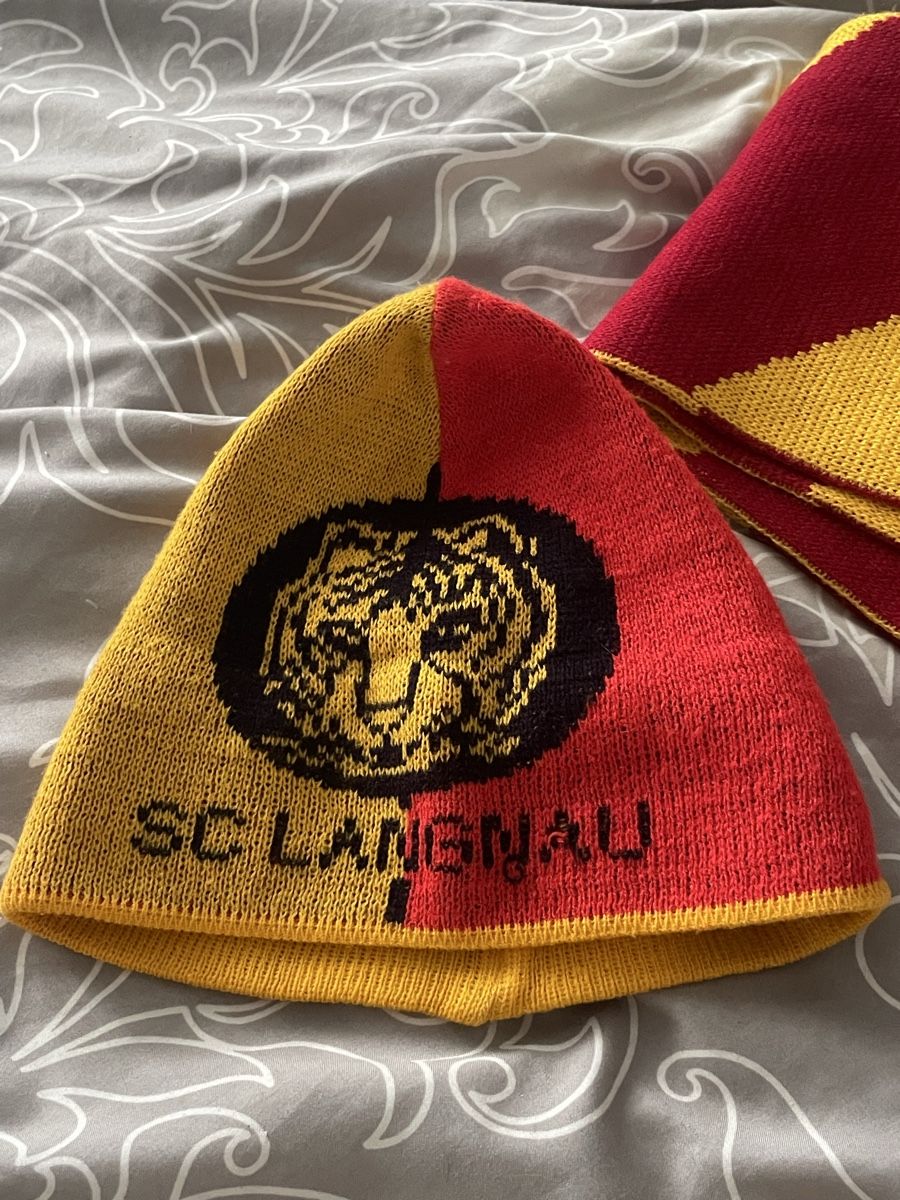 Lots de vêtements: SCL Mütze und Schal – D'occasion à Langnau i. E. par janaaaaa