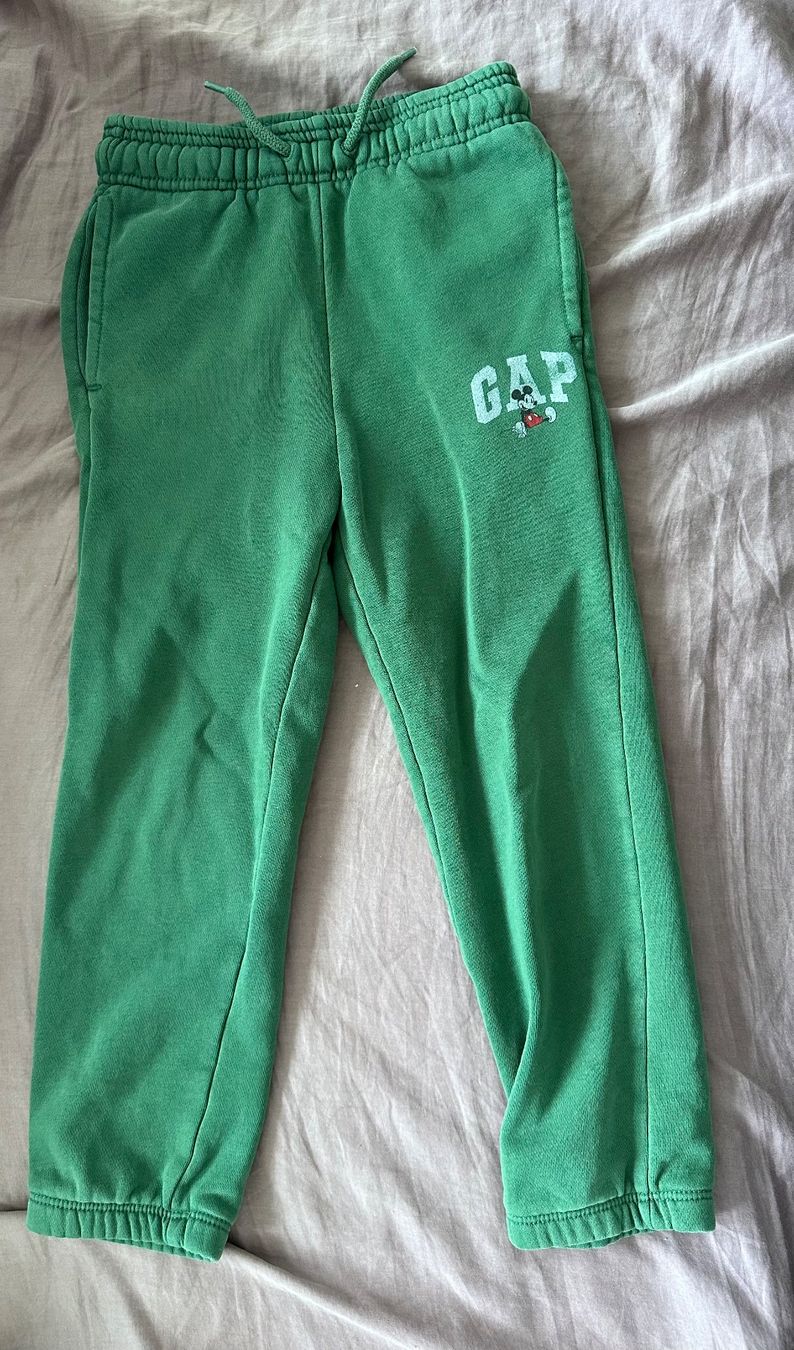 Gap Pantalons: GAP Disney Kinder-Jogginghose – D'occasion à Dürrenroth par tvy_bh56