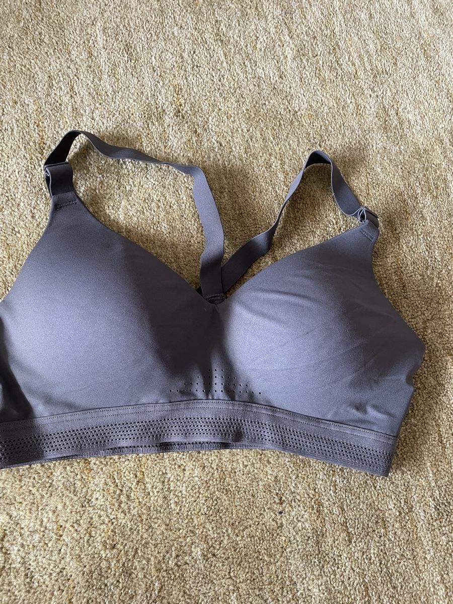 Top: Sport top uniqlo Gr S – Nuovo (secondo la descrizione) da Uster venduto da 69madonna