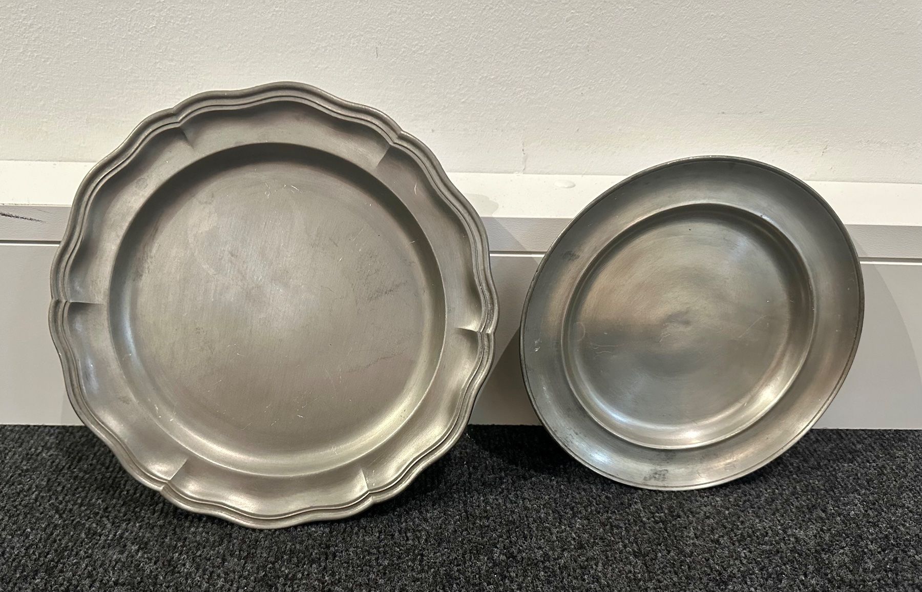 Teller: Dekorative zinnteller – Gebraucht aus Basel von artthings4you