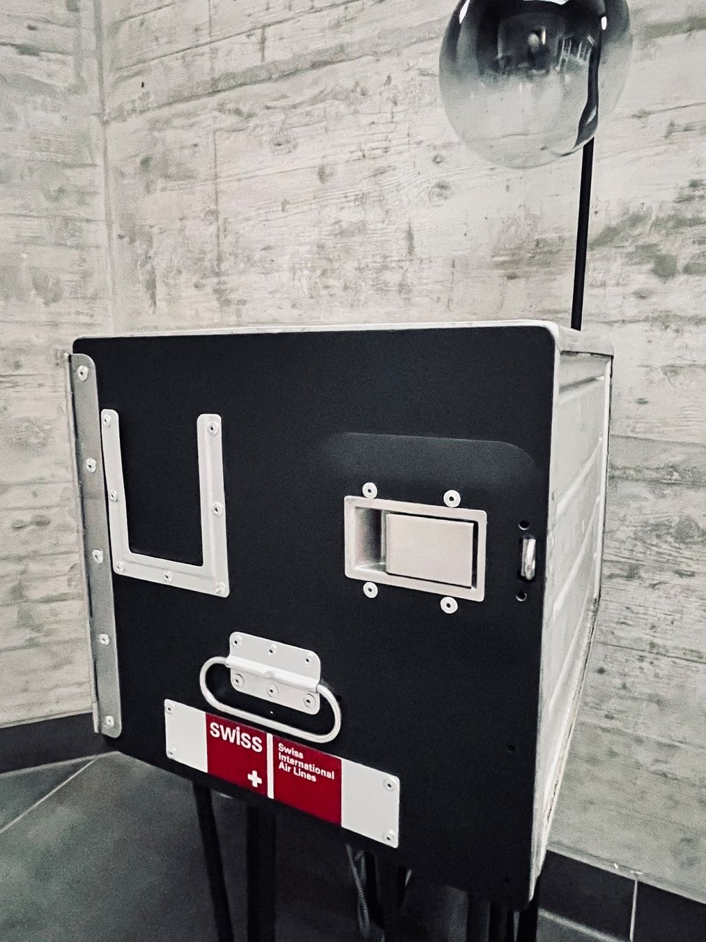 Sonstiges zu Aviatik: Swiss Flugzeugtrolley Designer Nachttisch – Neu und originalverpackt aus Fruthwilen von bodensee_manufaktur 6