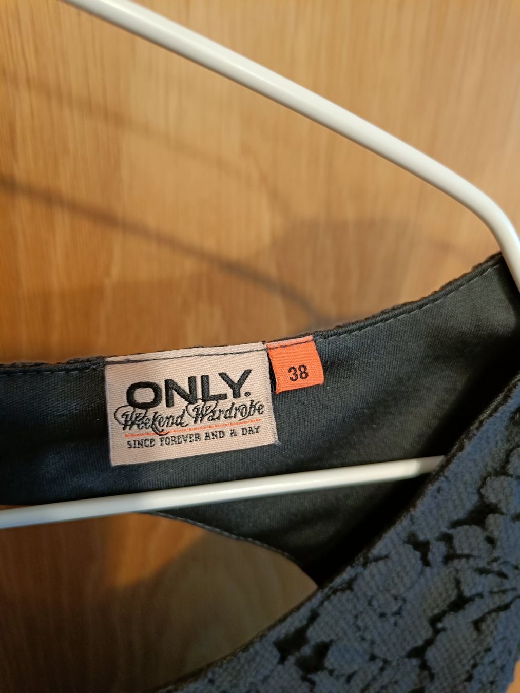 Only Vestiti: Schwarzes Kleid mit Spitze | Grösse 38 Only – Usato da Zürich venduto da Atelier.Second 1
