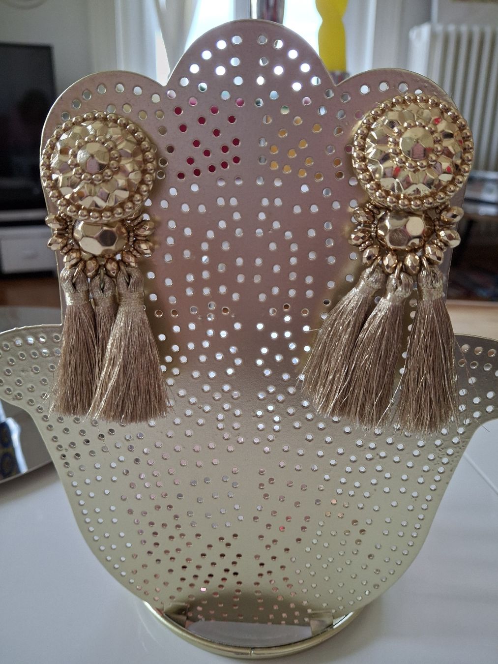 Ohrringe & -stecker: Boucles d'oreilles dorées pompons – Gebraucht aus Lausanne von Cognitia