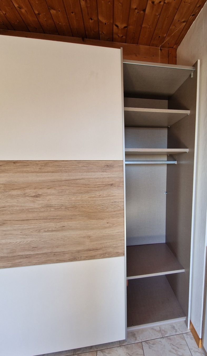 Armadi: Kleiderschrank mit Schiebetüren – Usato da Neerach venduto da Zjanine 1