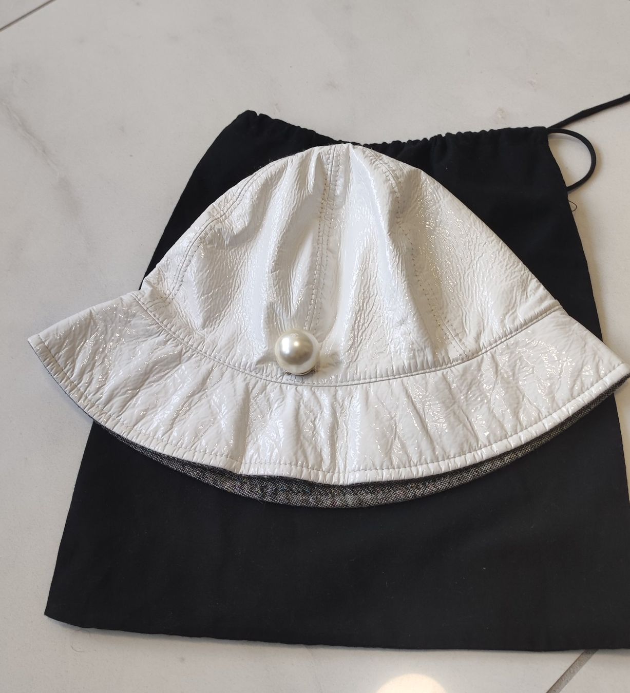 Chanel Hüte, Mützen & Caps: Chanel reversible bucket hat – Gebraucht aus Zug von LindaManga