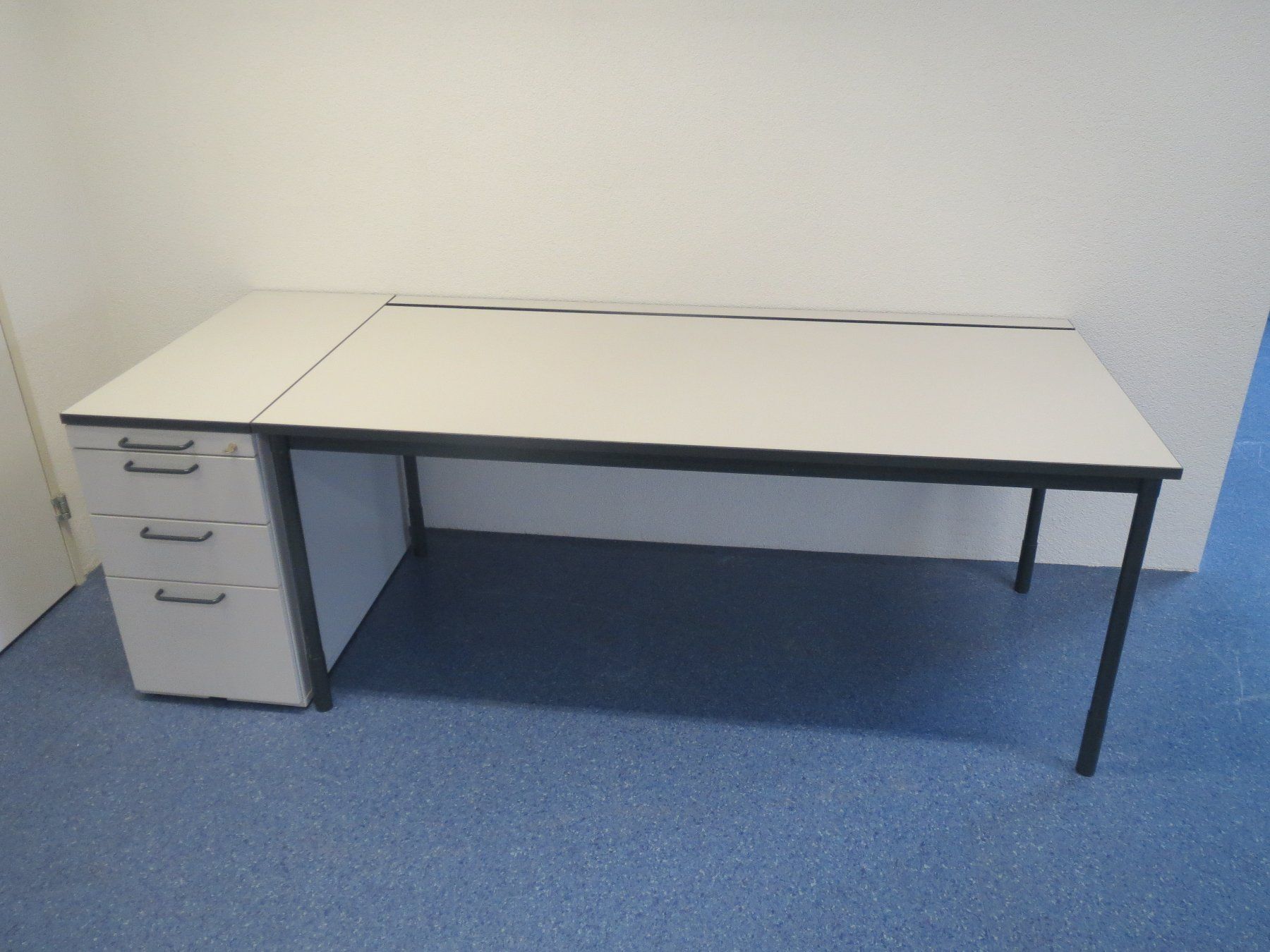 Scrivanie: Zimmerli Bürotisch mit Korpus – Usato da Müllheim Dorf venduto da Buero_moebel8555