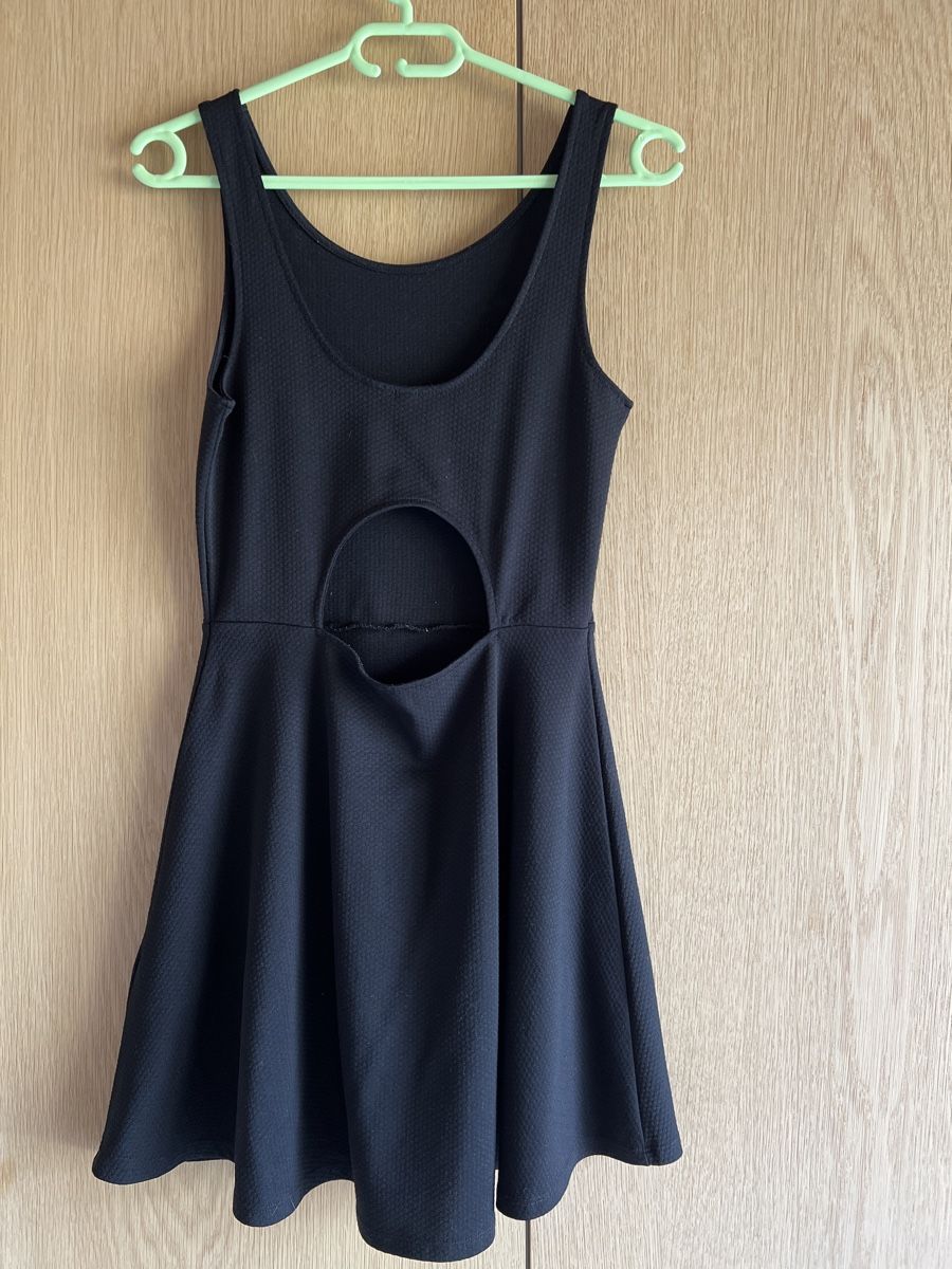 H&M Kleider: schwarzes Kleid, DIVIDED von H&M – Gebraucht aus Fribourg von lili_344 1