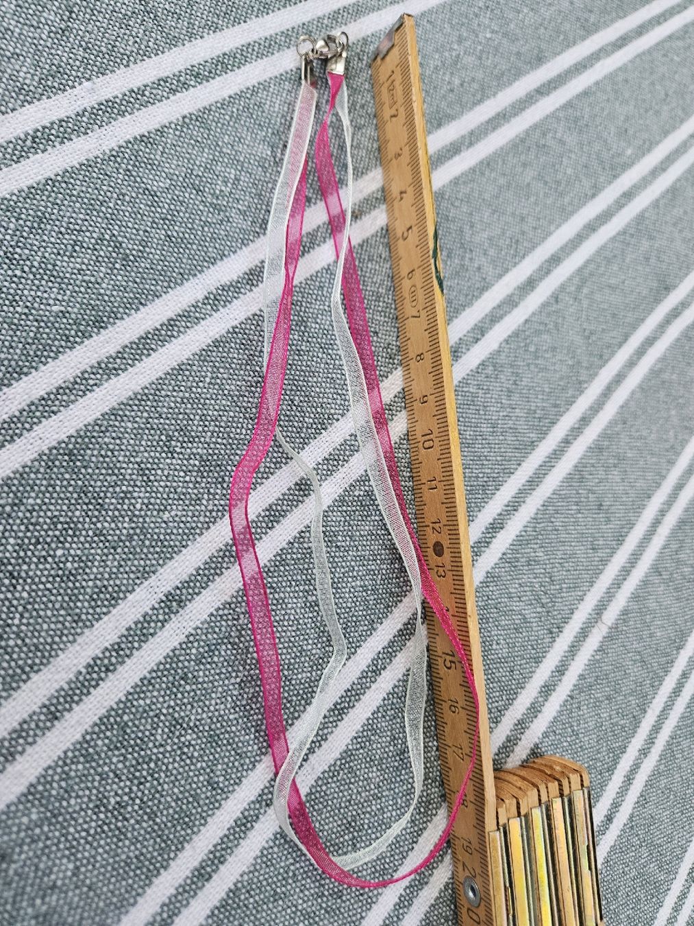 Catenine: Halsband Bändchen pink weiss – Usato da Wettingen venduto da Sk8ertomda 1